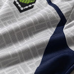 Gros plan sur le tissu du maillot Blue Lock blanc