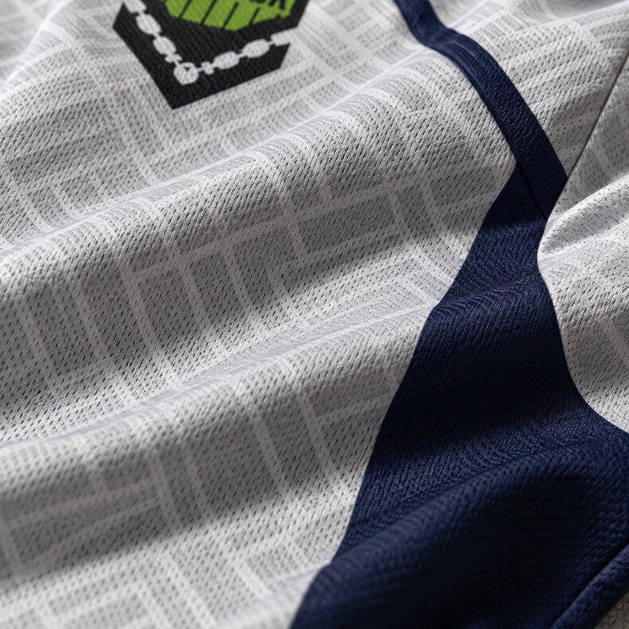 Gros plan sur le tissu du maillot Blue Lock blanc
